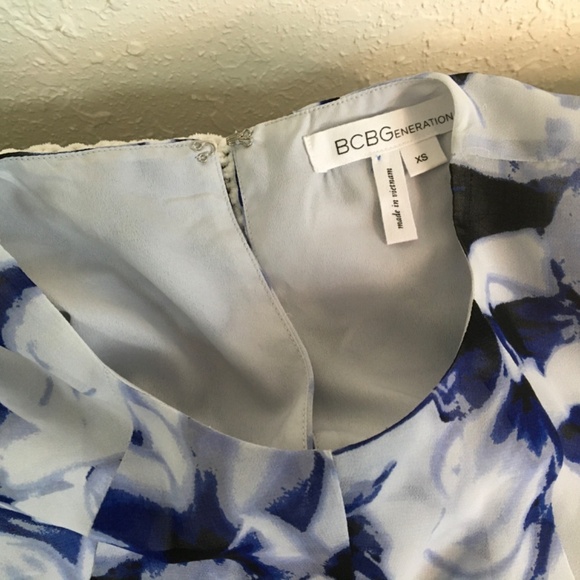 BCBGENERATION PLEATED MINI SHIFT DRESS IN COBALT WOMANS XS BLUE/WHITE - Picture 5 of 6